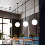 Lampa Wisząca Minimalistyczna ze Szklanym Kloszem Kulistym