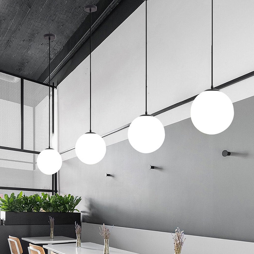 Lampa Wisząca Minimalistyczna ze Szklanym Kloszem Kulistym