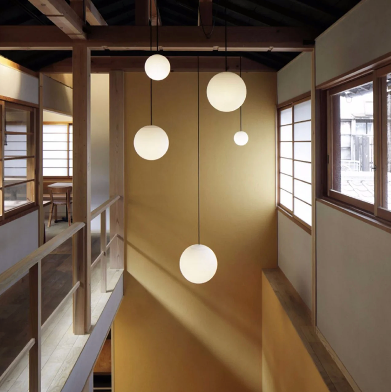 Lampa Wisząca Minimalistyczna ze Szklanym Kloszem w Kształcie Kuli