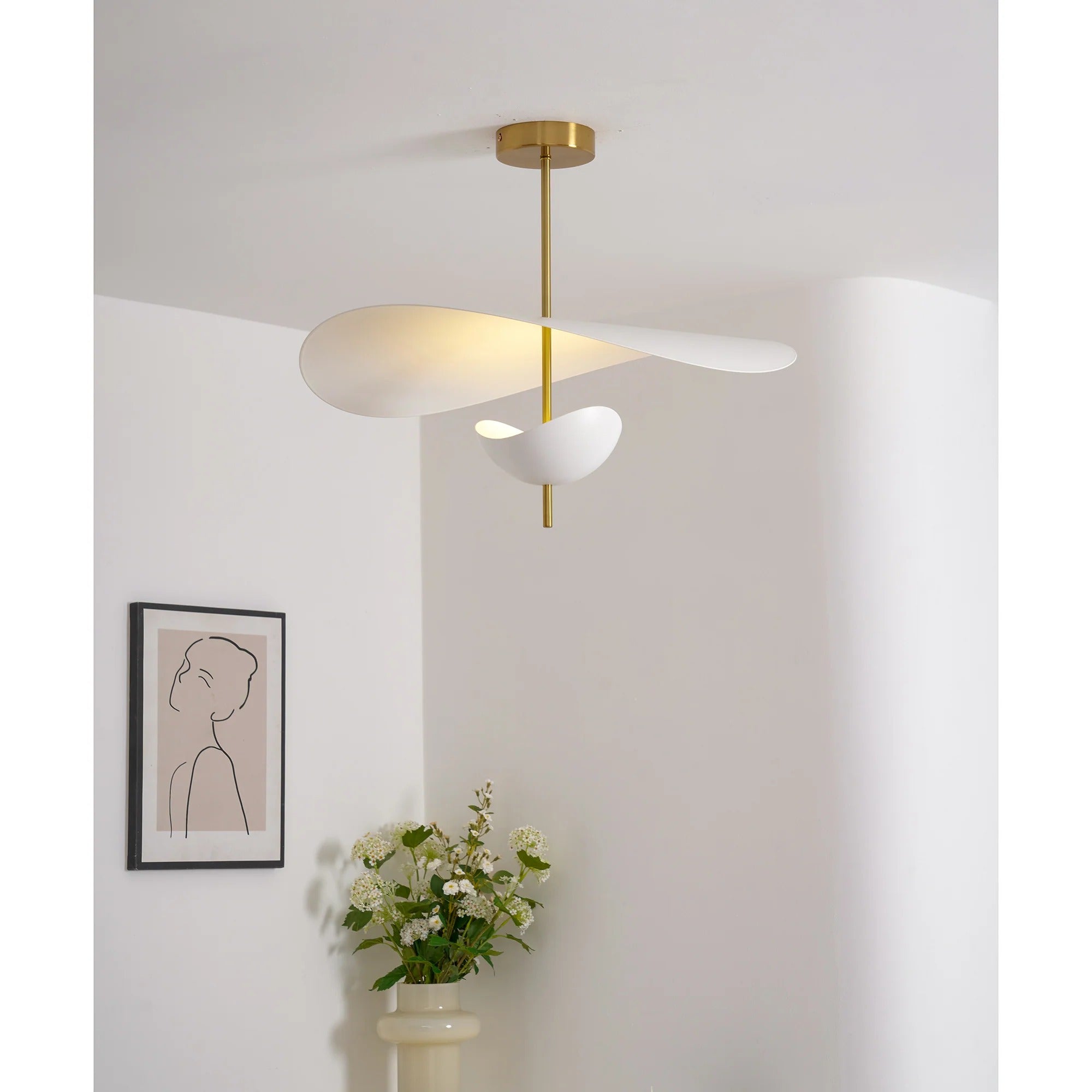 Lampa Wisząca Modernistyczna z Pływającymi Płatami na Złotym Drążku