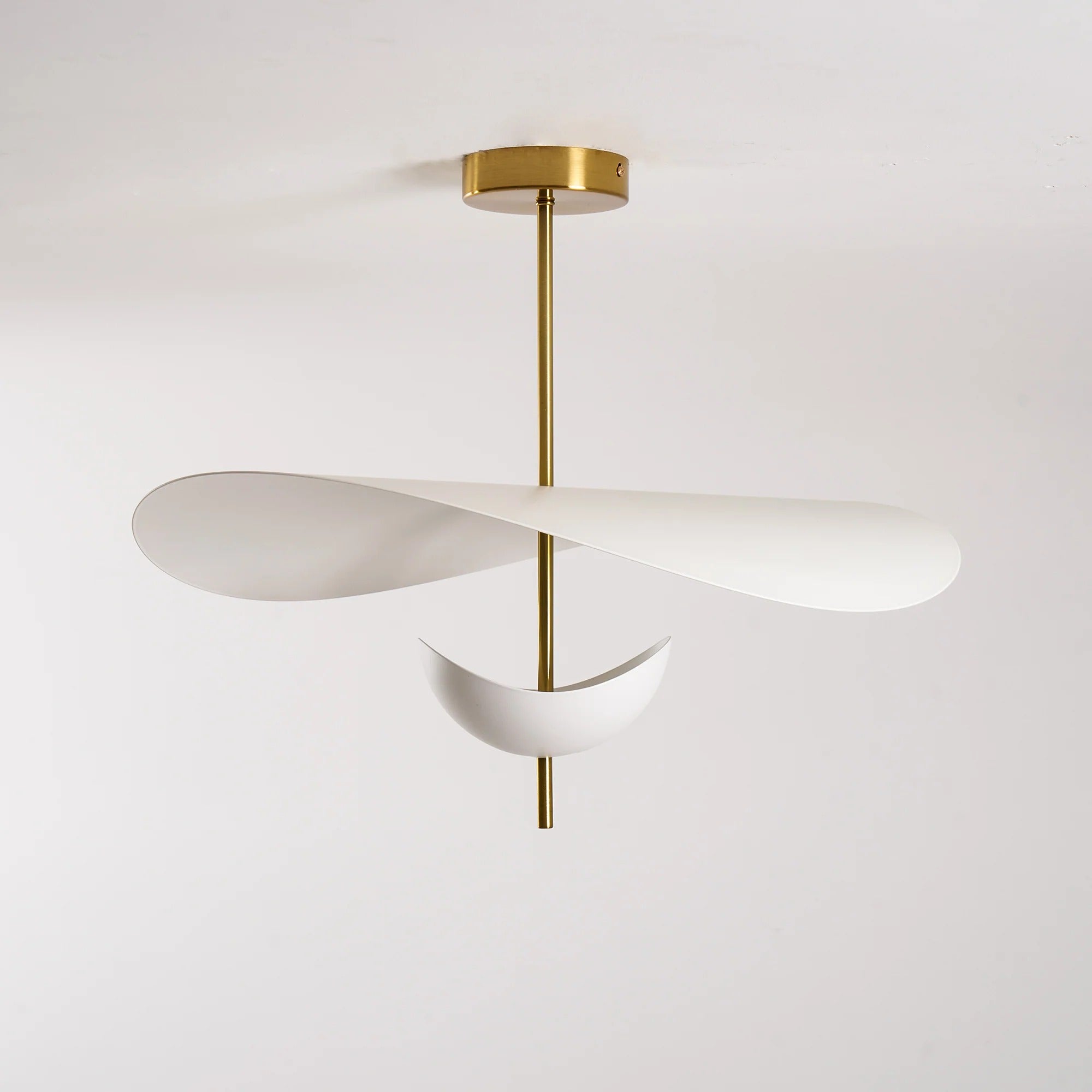 Lampa Wisząca Modernistyczna z Pływającymi Płatami na Złotym Drążku