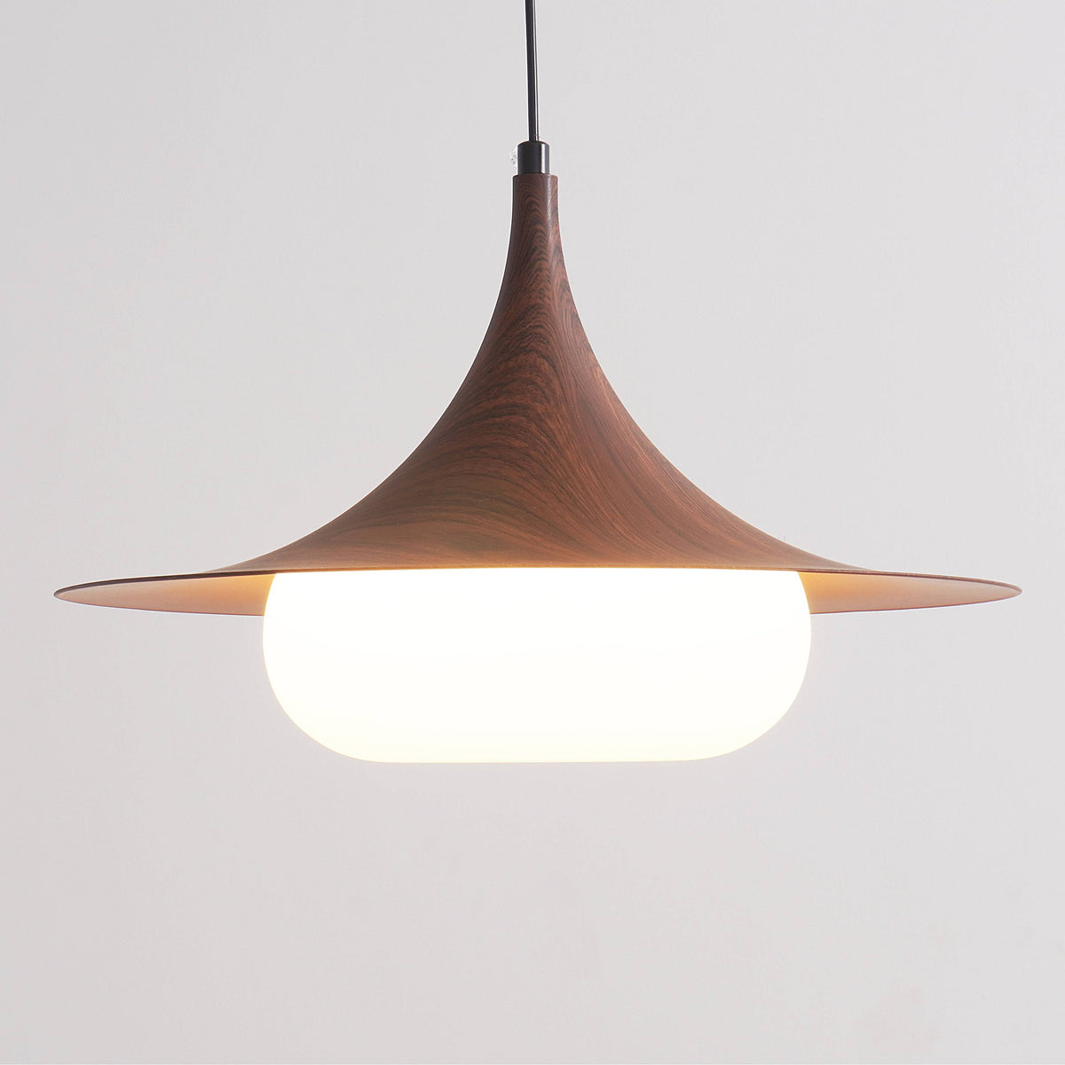 Lampa Wisząca Modernistyczna z Ruchomym Ramieniem i Kloszem ze Szkła Mlecznego