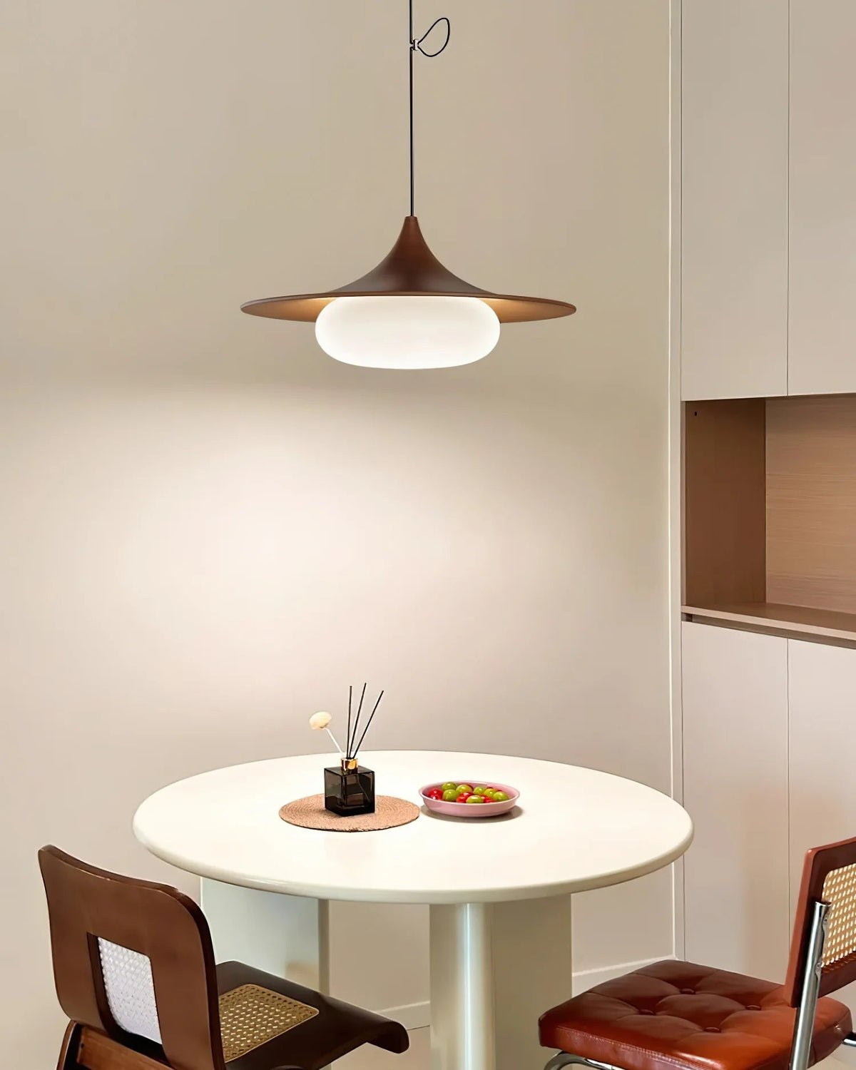 Lampa Wisząca Modernistyczna z Ruchomym Ramieniem i Kloszem ze Szkła Mlecznego