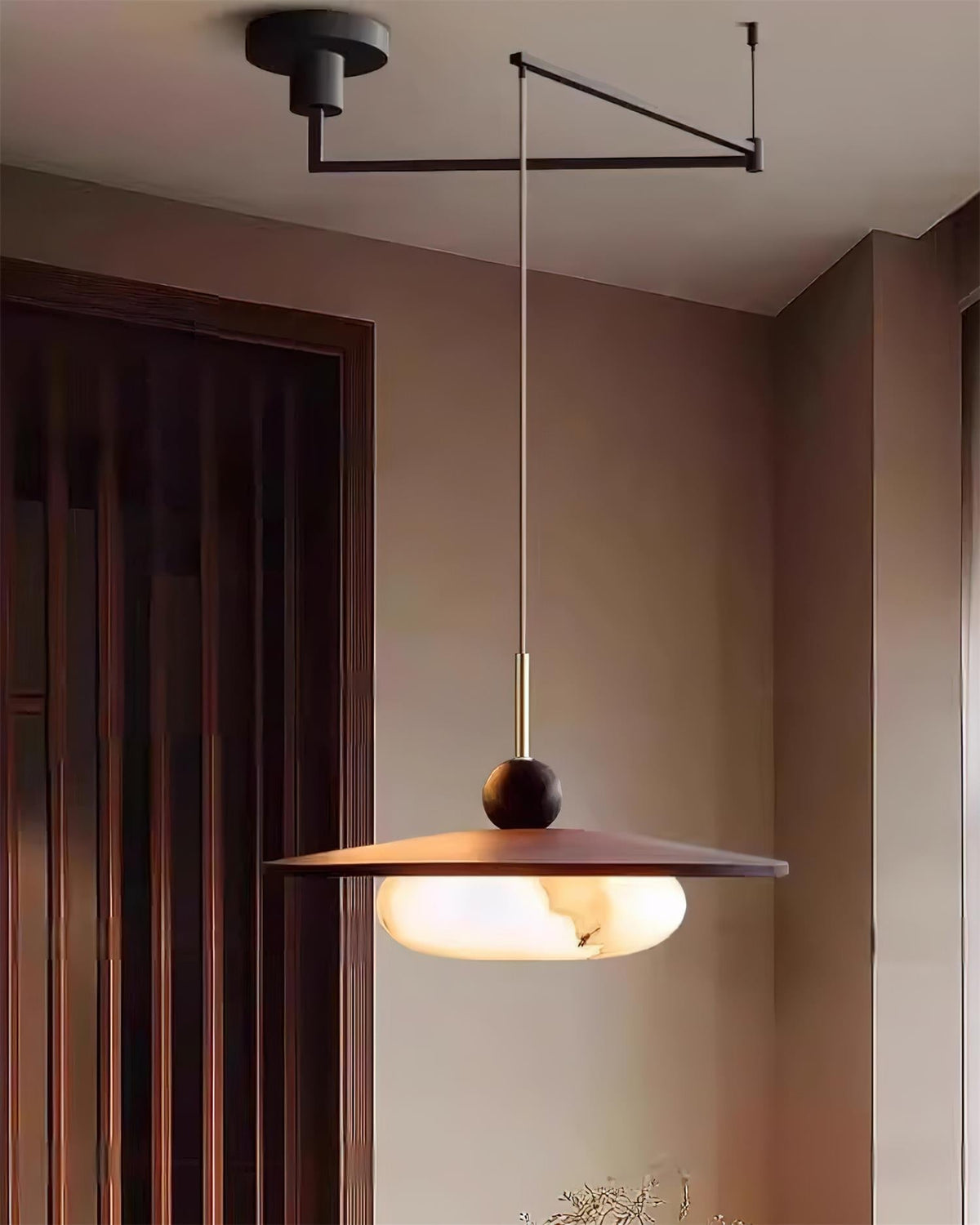 Lampa Wisząca Modernistyczna z Wysięgnikiem i Kloszem z Imitacji Alabastru