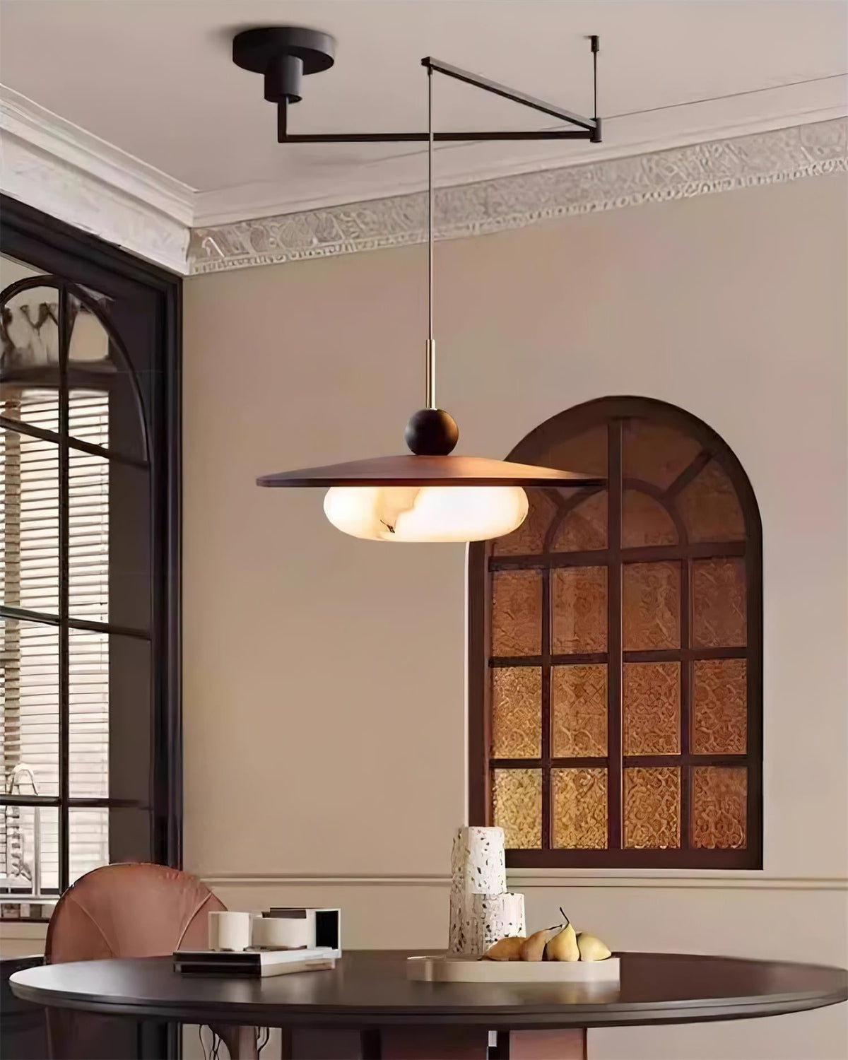 Lampa Wisząca Modernistyczna z Wysięgnikiem i Kloszem z Imitacji Alabastru