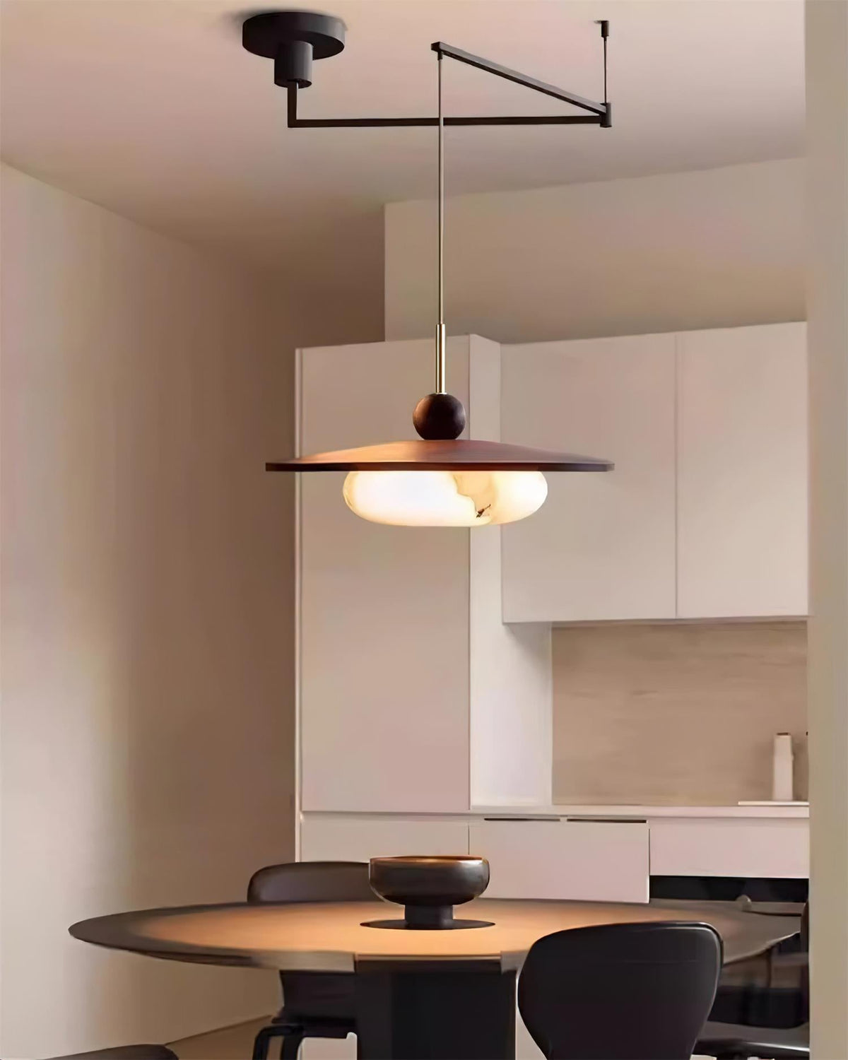 Lampa Wisząca Modernistyczna z Wysięgnikiem i Kloszem z Imitacji Alabastru
