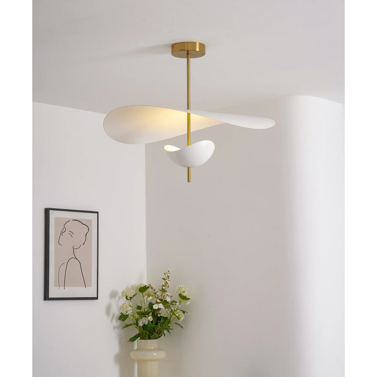 Lampa Wisząca Nowoczesna z Falującymi Kloszami na Złotym Drążku