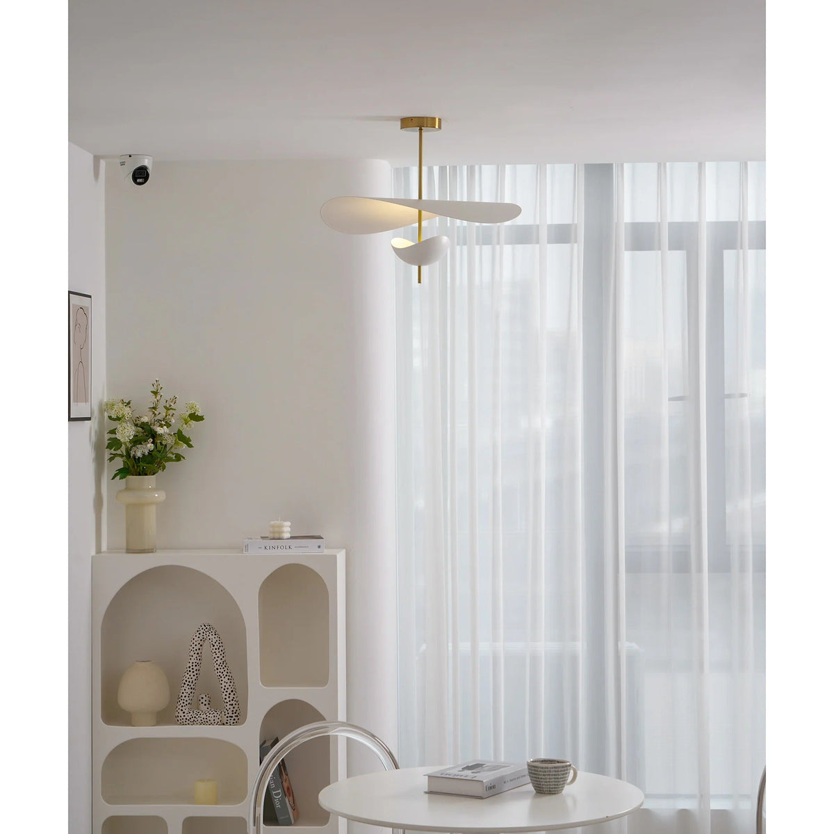 Lampa Wisząca Nowoczesna z Falującymi Kloszami na Złotym Drążku