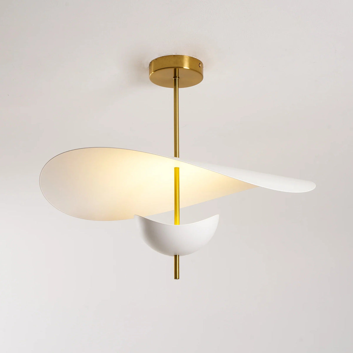 Lampa Wisząca Nowoczesna z Falującymi Kloszami na Złotym Drążku