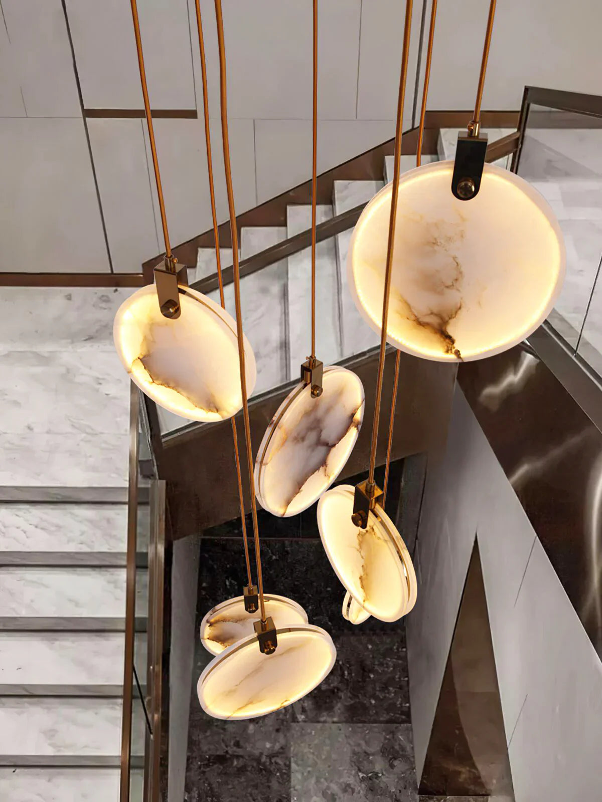 Lampa Wisząca Nowoczesna z Okrągłymi Kloszami Marmurowymi na Złotej Linie