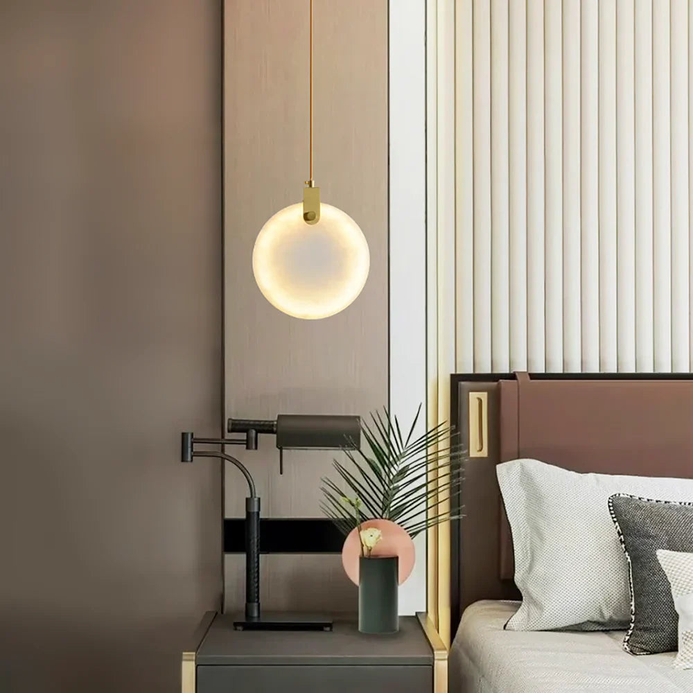Lampa Wisząca Nowoczesna z Okrągłymi Kloszami Marmurowymi na Złotej Linie