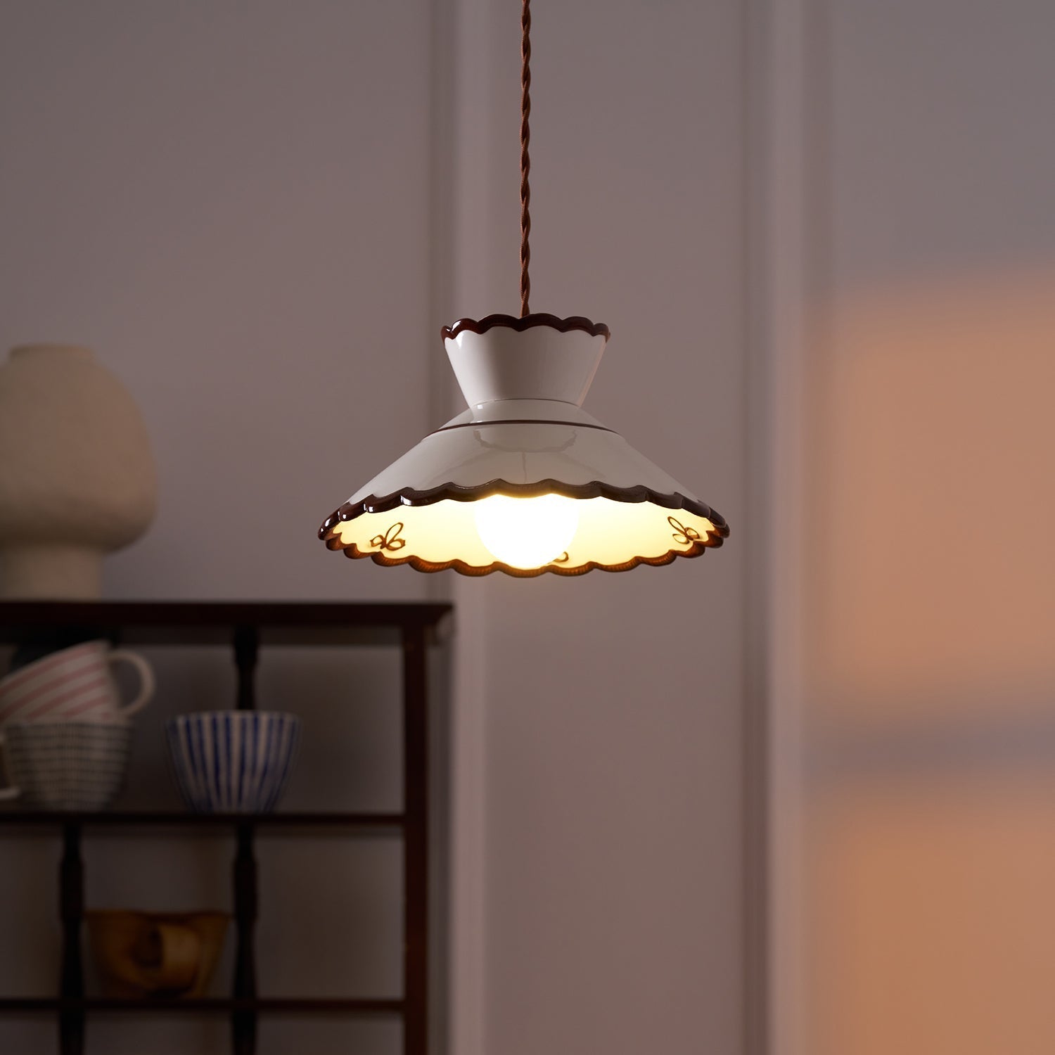 Lampa Wisząca Retro z Ceramicznym Kloszem i Falowaną Krawędzią