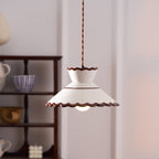 Lampa Wisząca Retro z Ceramicznym Kloszem i Falowaną Krawędzią