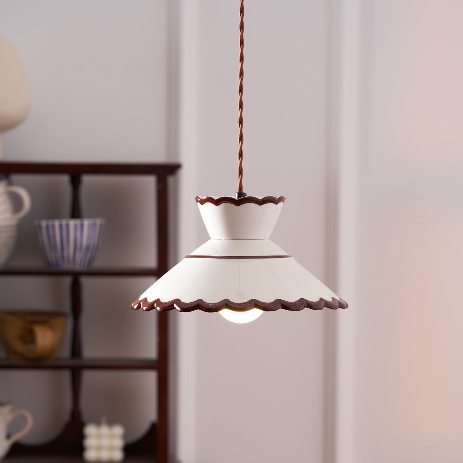 Lampa Wisząca Retro z Ceramicznym Kloszem i Falowaną Krawędzią