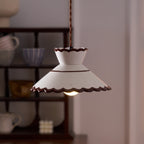 Lampa Wisząca Retro z Ceramicznym Kloszem i Falowaną Krawędzią