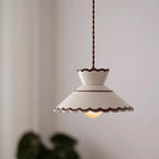 Lampa Wisząca Retro z Ceramicznym Kloszem i Falowaną Krawędzią