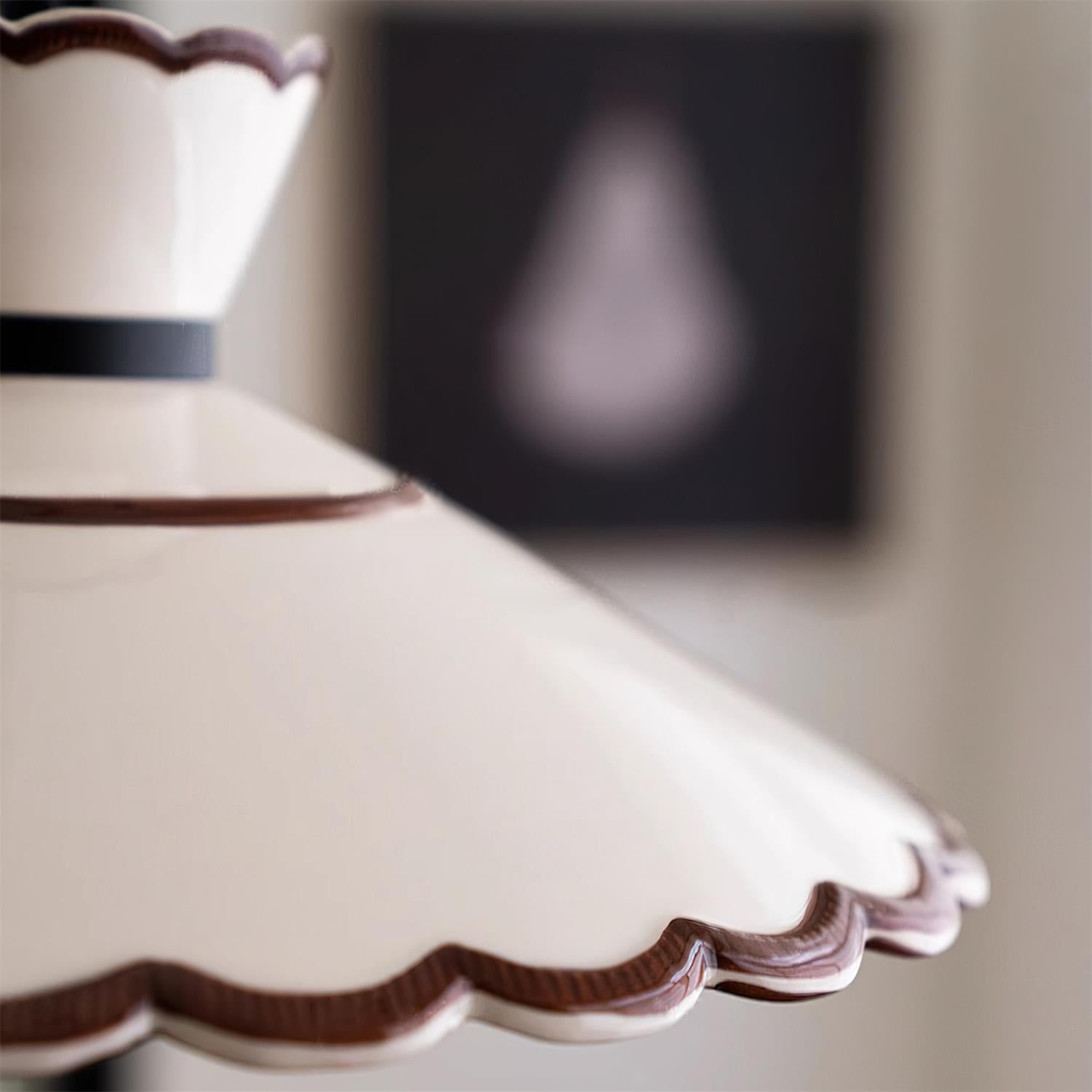 Lampa Wisząca Retro z Ceramicznym Kloszem i Falowaną Krawędzią