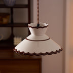 Lampa Wisząca Retro z Ceramicznym Kloszem i Falowaną Krawędzią