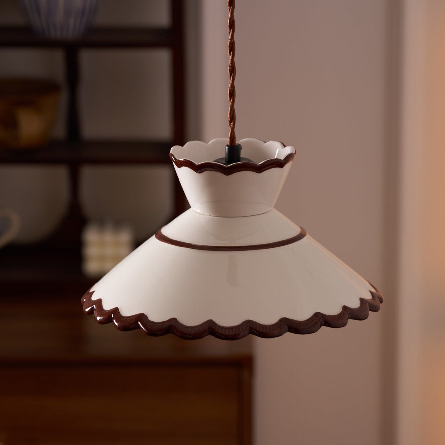 Lampa Wisząca Retro z Ceramicznym Kloszem i Falowaną Krawędzią