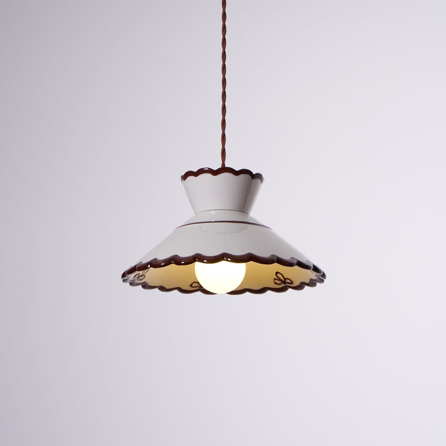 Lampa Wisząca Retro z Ceramicznym Kloszem i Falowaną Krawędzią