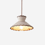 Lampa Wisząca Retro z Ceramicznym Kloszem i Falowaną Krawędzią