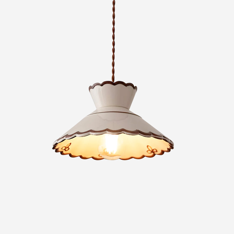 Lampa Wisząca Retro z Ceramicznym Kloszem i Falowaną Krawędzią