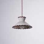 Lampa Wisząca Retro z Ceramicznym Kloszem i Falowaną Krawędzią