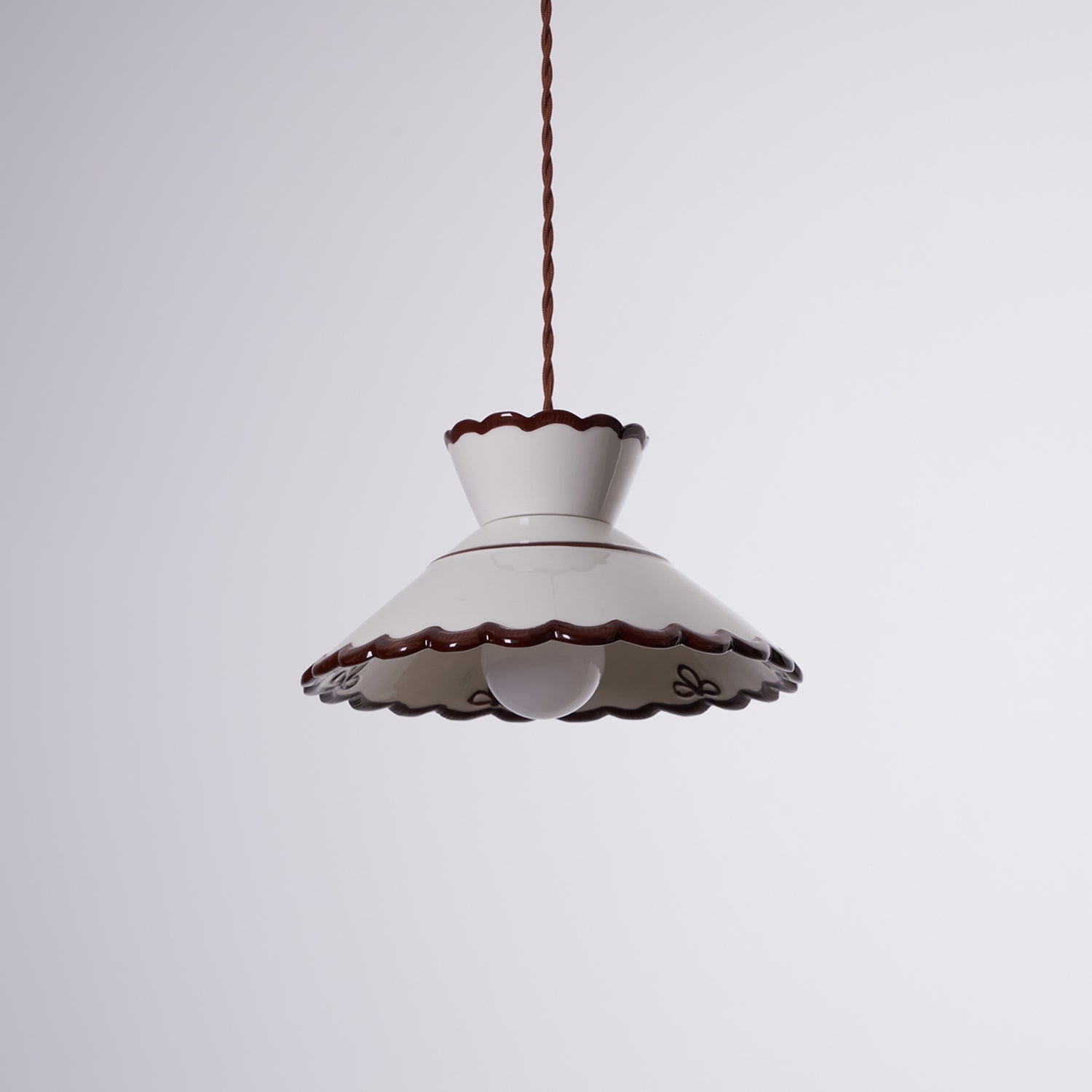 Lampa Wisząca Retro z Ceramicznym Kloszem i Falowaną Krawędzią