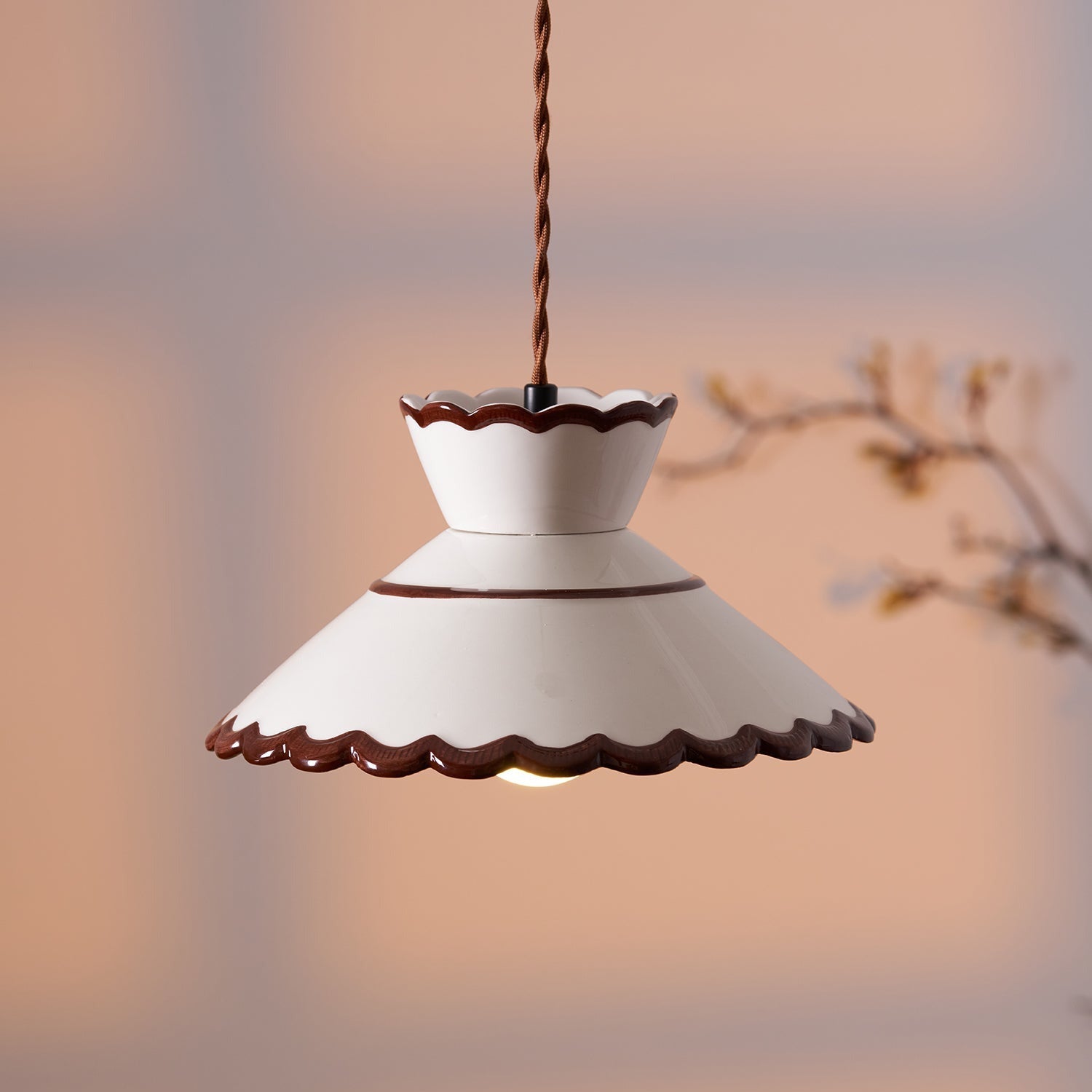 Lampa Wisząca Retro z Ceramicznym Kloszem i Falowaną Krawędzią