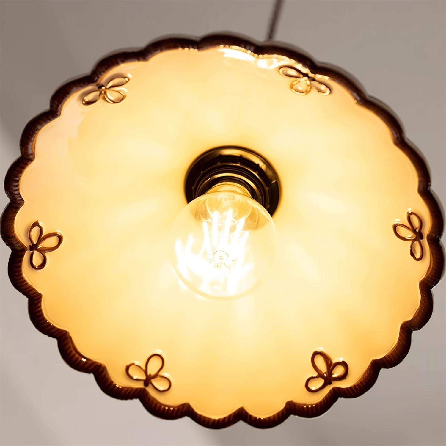 Lampa Wisząca Retro z Ceramicznym Kloszem i Falowaną Krawędzią