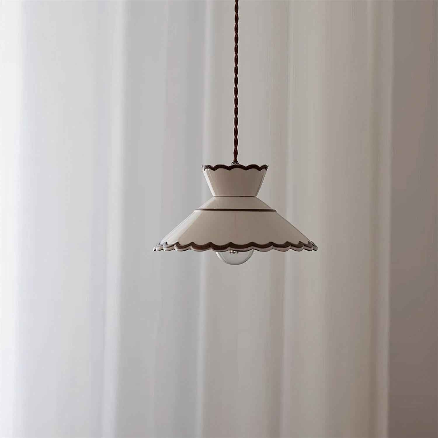 Lampa Wisząca Retro z Ceramicznym Kloszem i Falowaną Krawędzią