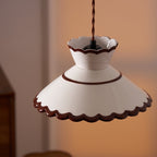 Lampa Wisząca Retro z Ceramicznym Kloszem i Falowaną Krawędzią