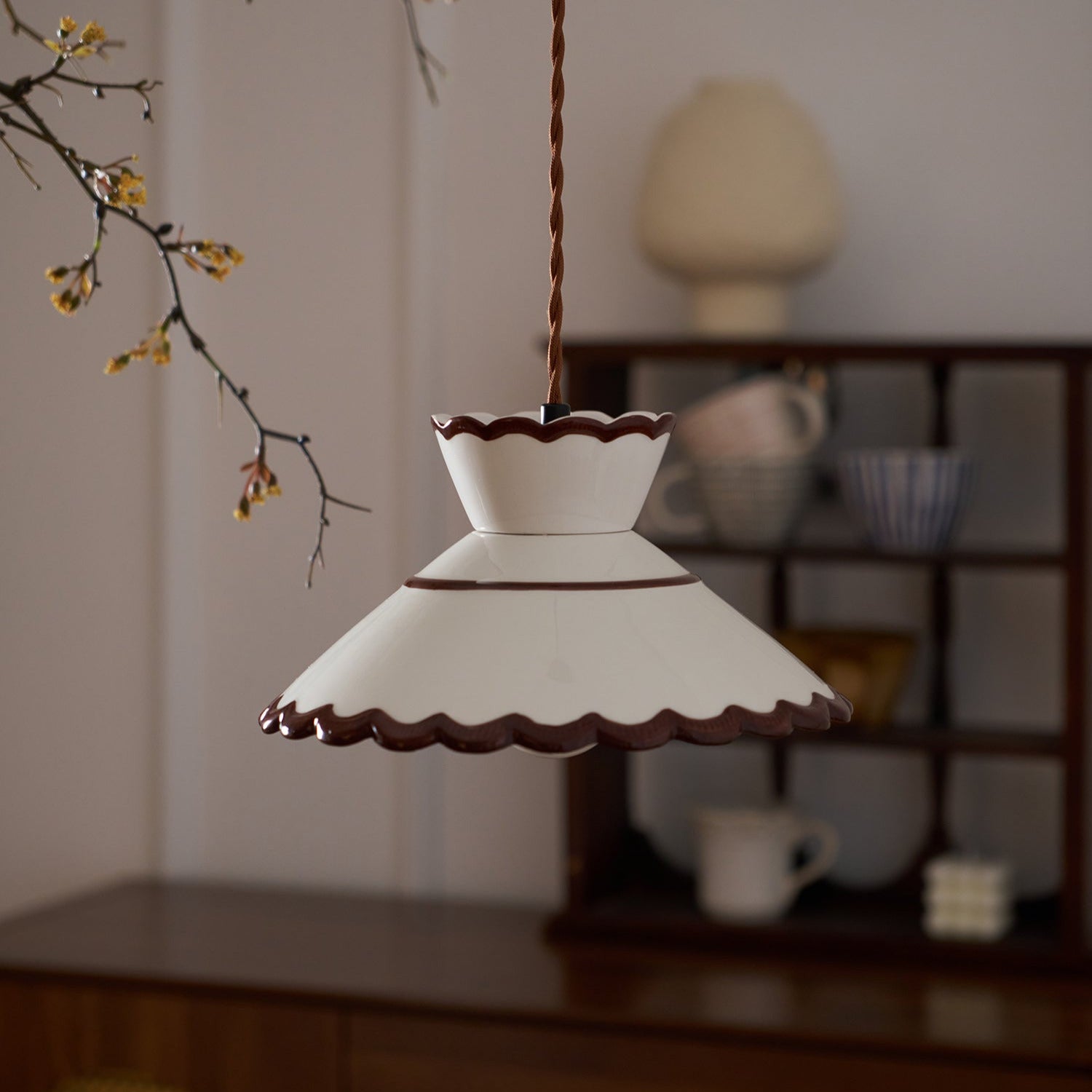 Lampa Wisząca Retro z Ceramicznym Kloszem i Falowaną Krawędzią