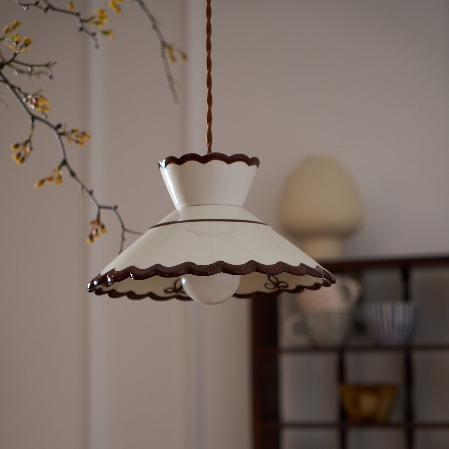 Lampa Wisząca Retro z Ceramicznym Kloszem i Falowaną Krawędzią
