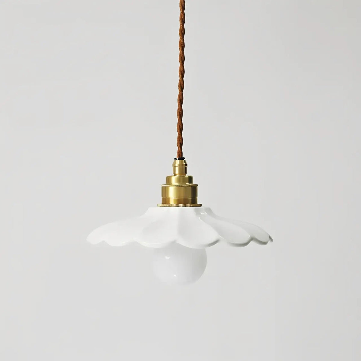 Lampa Wisząca Retro z Ceramicznym Kloszem w Kształcie Płatka