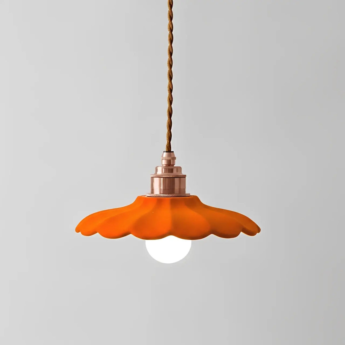 Lampa Wisząca Retro z Ceramicznym Kloszem w Kształcie Płatka