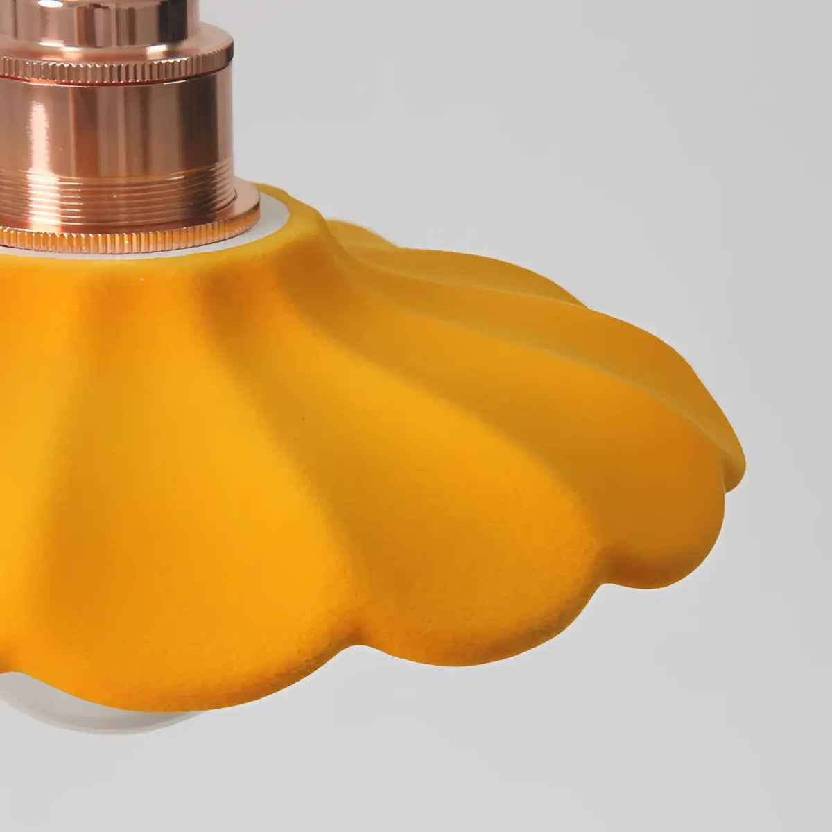 Lampa Wisząca Retro z Ceramicznym Kloszem w Kształcie Płatka