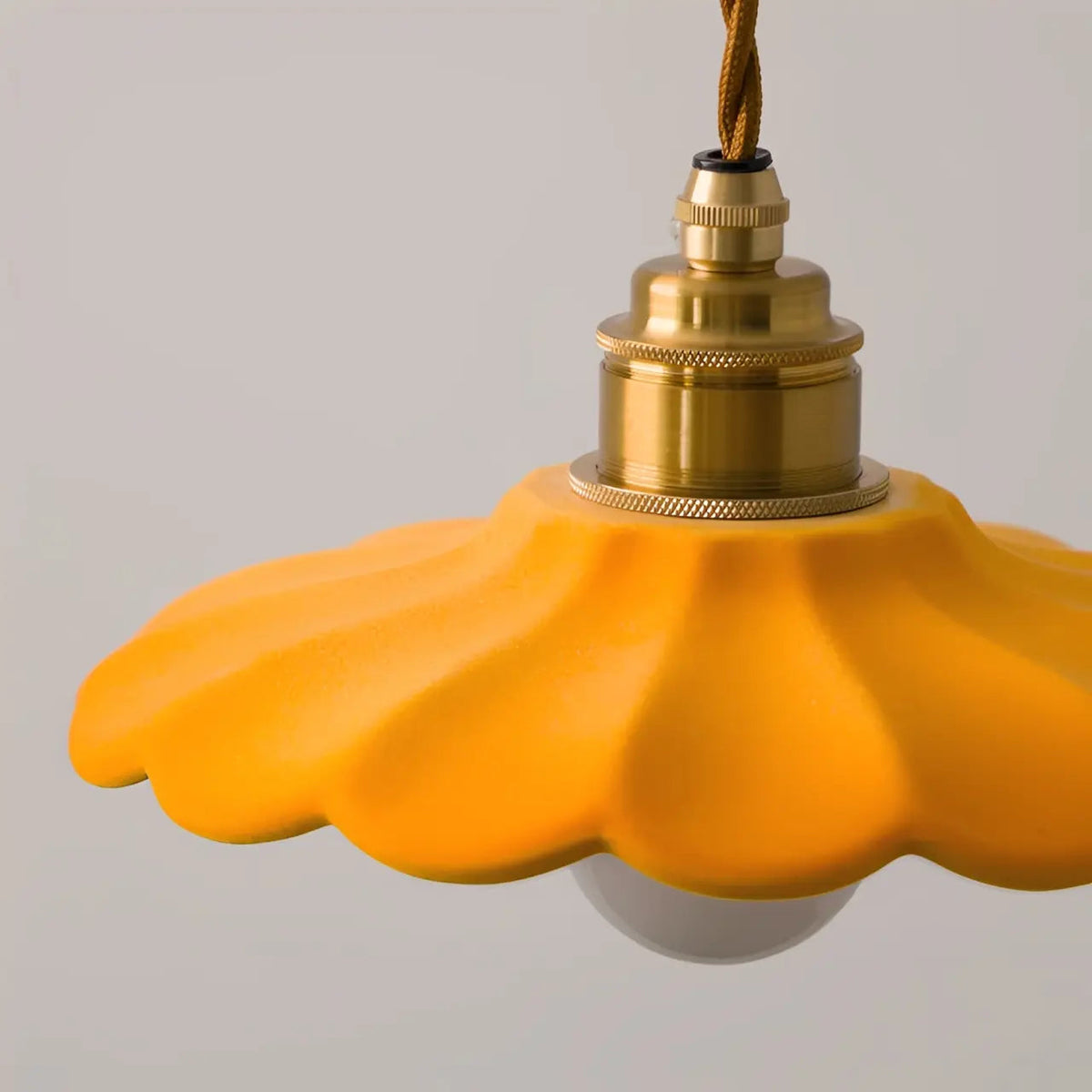 Lampa Wisząca Retro z Ceramicznym Kloszem w Kształcie Płatka