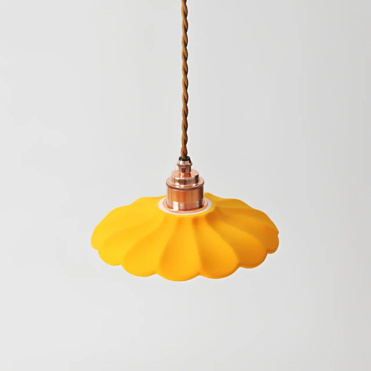 Lampa Wisząca Retro z Ceramicznym Kloszem w Kształcie Płatka
