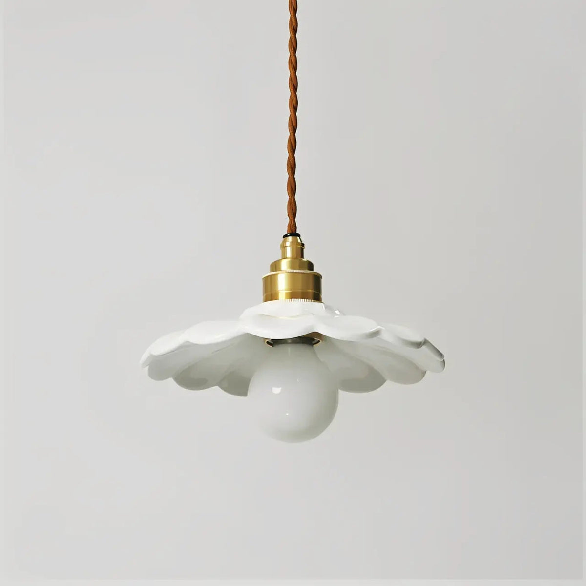 Lampa Wisząca Retro z Ceramicznym Kloszem w Kształcie Płatka