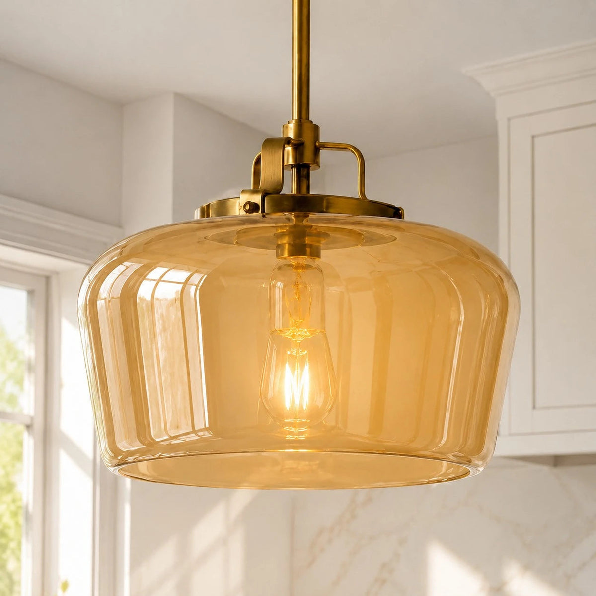 Lampa Wisząca Retro z Kloszem Szklanym na Mosiężnym Stelażu
