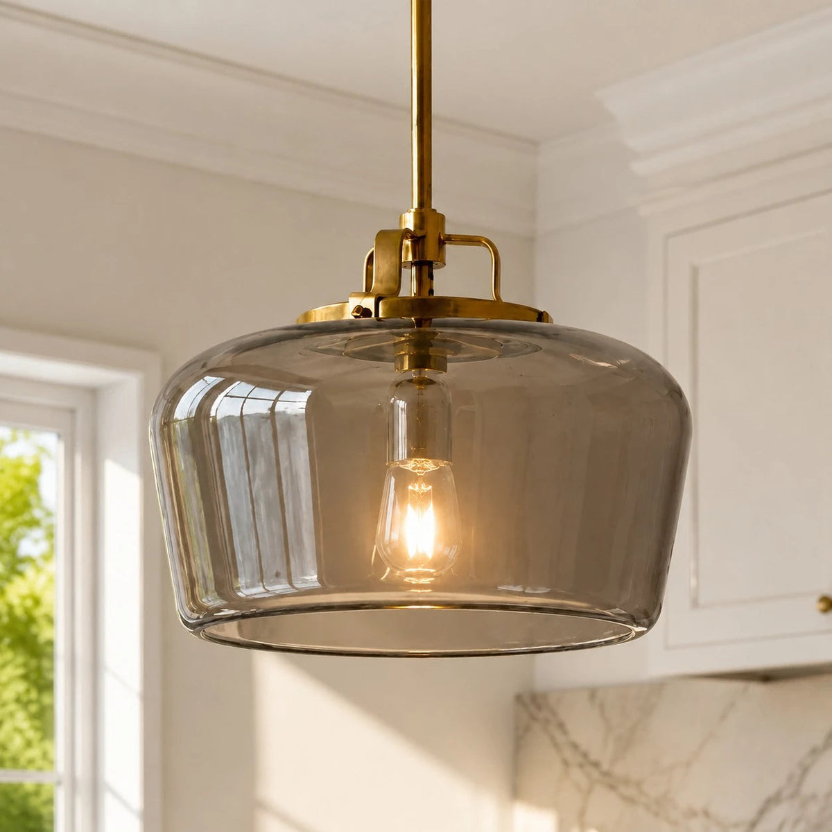 Lampa Wisząca Retro z Kloszem Szklanym na Mosiężnym Stelażu