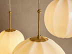 Lampa Wisząca Retro z Trzema Kulami ze Szkła i Mosiężnymi Detalami