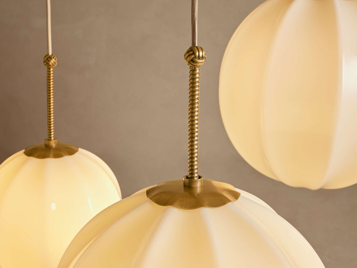 Lampa Wisząca Retro z Trzema Kulami ze Szkła i Mosiężnymi Detalami