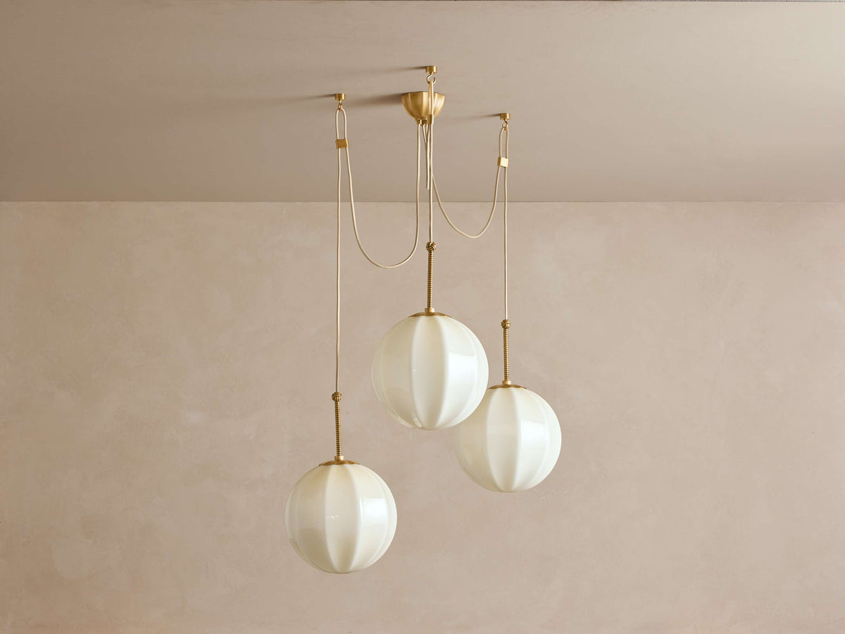 Lampa Wisząca Retro z Trzema Kulami ze Szkła i Mosiężnymi Detalami