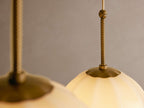 Lampa Wisząca Retro z Trzema Kulami ze Szkła i Mosiężnymi Detalami