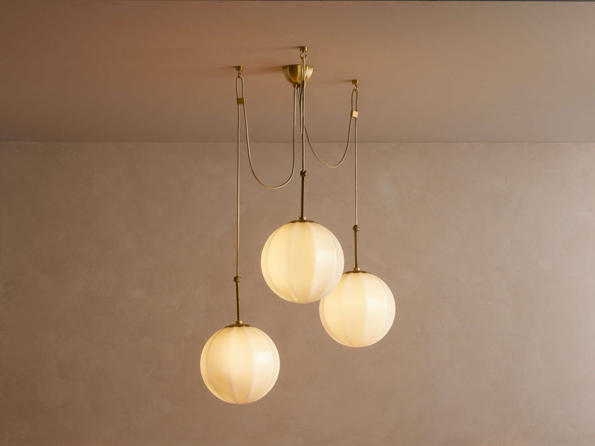 Lampa Wisząca Retro z Trzema Kulami ze Szkła i Mosiężnymi Detalami