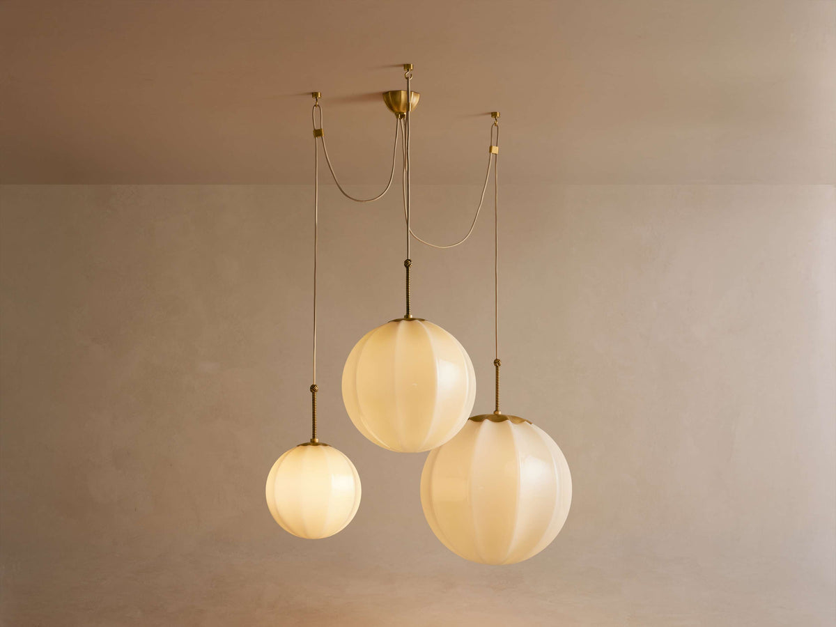 Lampa Wisząca Retro z Trzema Kulami ze Szkła i Mosiężnymi Detalami