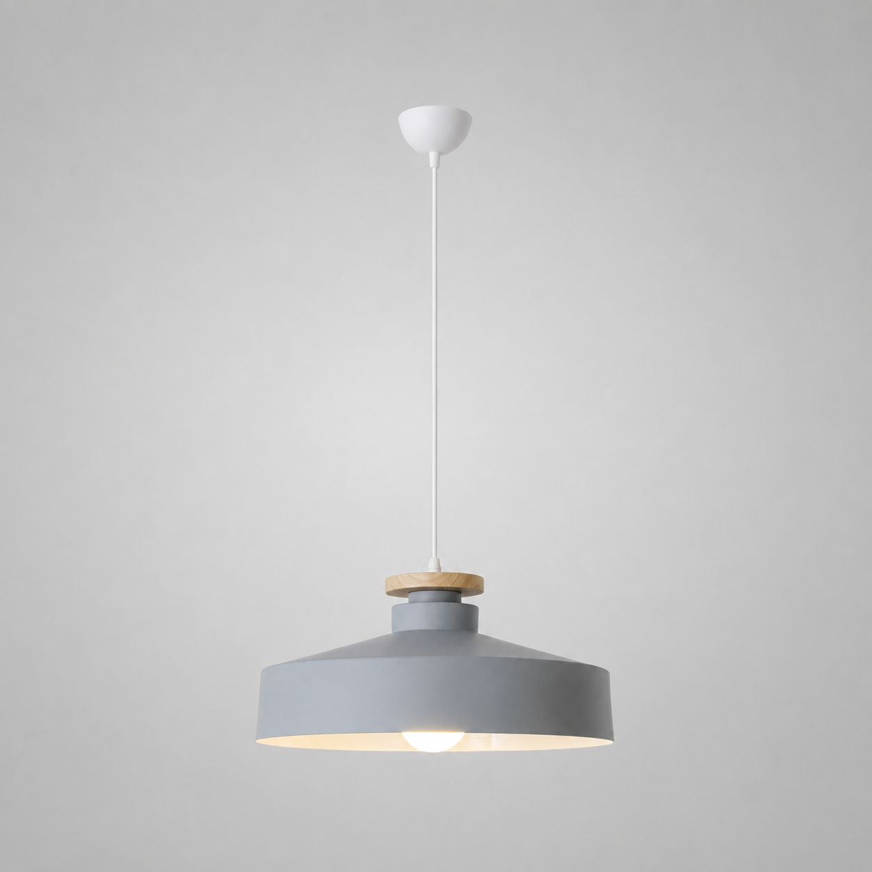 Lampa Wisząca Skandynawska z Drewnianym Detalem i Płaskim Kloszem