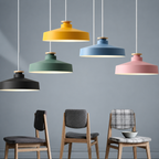 Lampa Wisząca Skandynawska z Drewnianym Detalem i Płaskim Kloszem